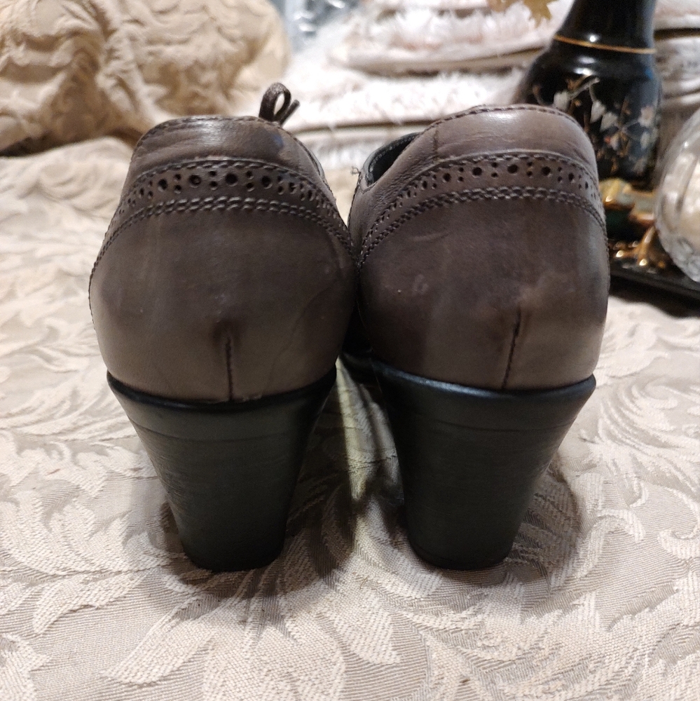 🩶Glorious Clarks Taupe & Graphite Leather Brogue Spectator Booties Heels - 7.5M - Picture 9 of 13